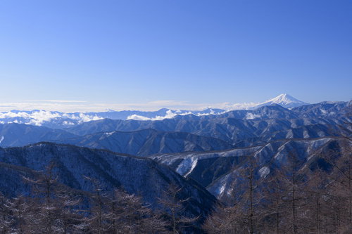 澄んだ空気の奥秩父、雲取山から望む雪山と富士山
