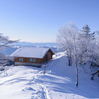 雪に包まれた雲取山山頂と雲取山避難小屋の冬景色の写真