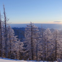 雲取山山頂で迎える朝日と光芒 冬の雪山で見る神秘的な光の柱の写真