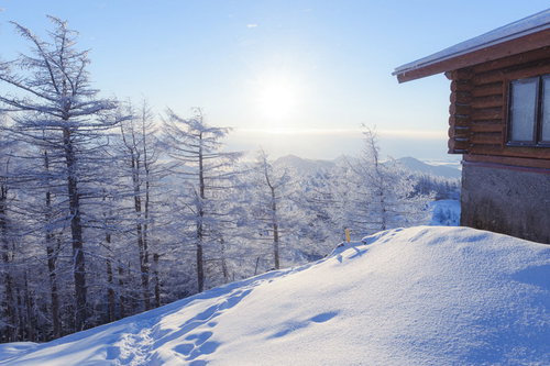 雲取山の避難小屋と霧氷に覆われた冬の風景