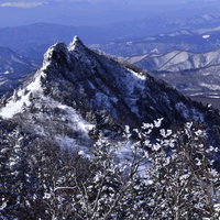 上州武尊山の山頂から見る雪化粧した山々の景色の写真