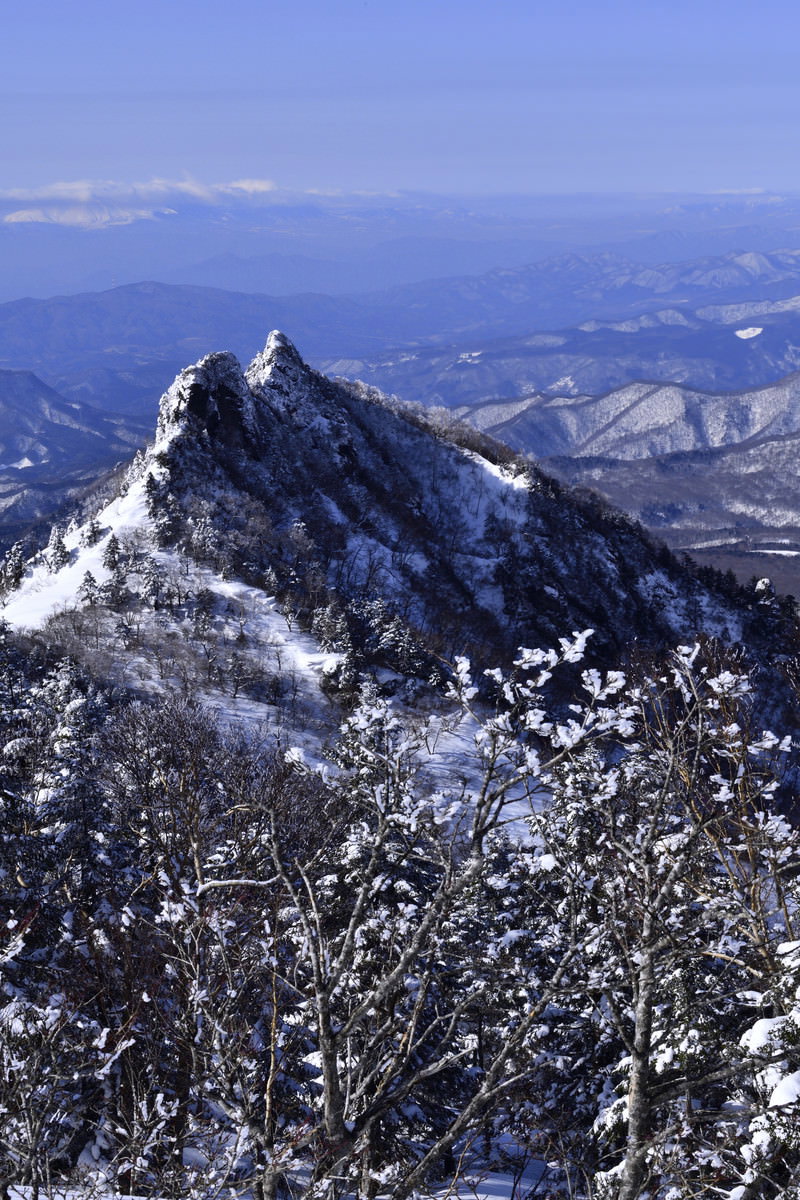 雪化粧した上州武尊山の山頂から望む冬の山々の風景