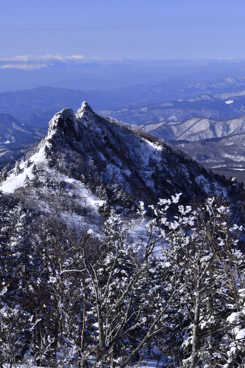 上州武尊山の山頂から見る雪化粧した山々の景色