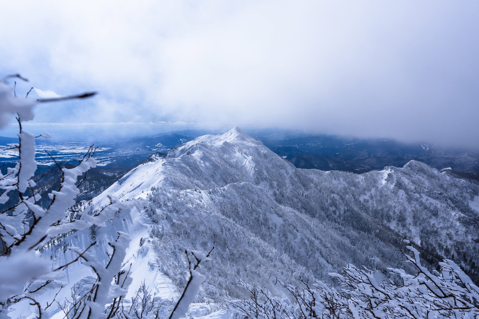 上州武尊山から眺める雪化粧した剣ヶ峰と連なる雪山の風景