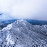 上州武尊山から見る雪化粧した剣ヶ峰と冬の山々の写真