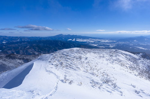雪に覆われた上州武尊山の稜線へと続く足跡