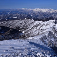 冬の上信越の雪化粧した山々と上州武尊山の雪山風景の写真