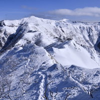 雪化粧した上州武尊山の山頂、日本百名山の冬景色の写真