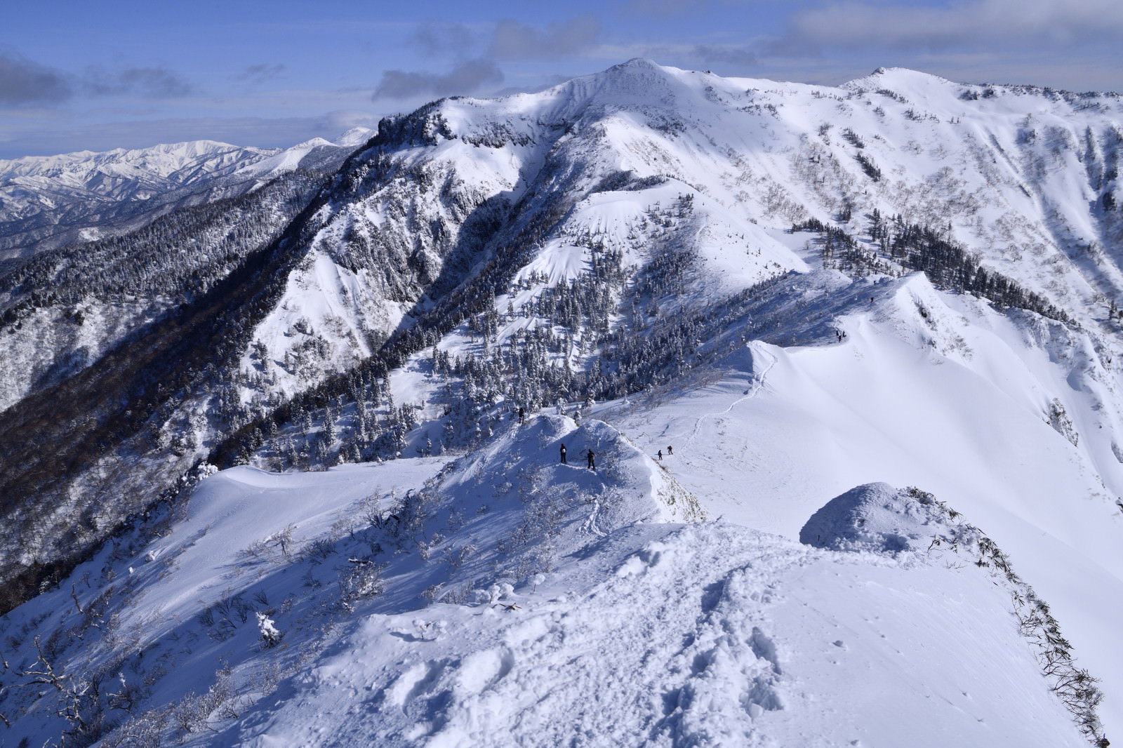 雪に覆われた上州武尊山の山稜と青空が広がる厳冬期の風景