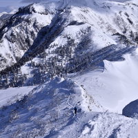 厳冬の上州武尊山を歩む登山者の雪山行 日本百名山の冬季登山風景の写真