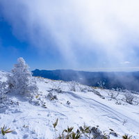 雪に覆われた上州武尊山の稜線が広がる冬の風景の写真
