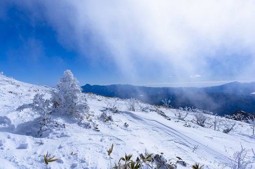 雪に覆われた上州武尊山の稜線が広がる冬の風景