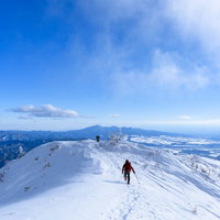 雪原で駆け出す登山者（上州武尊山・日本百名山）の写真