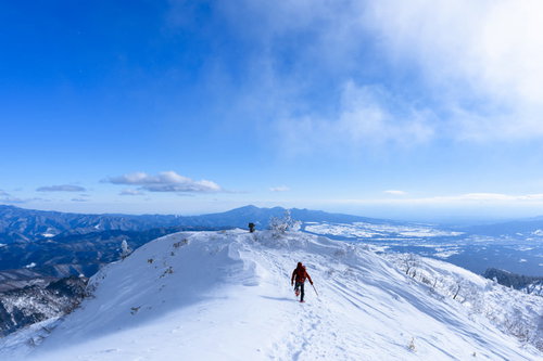 雪原で駆け出す登山者（上州武尊山・日本百名山）