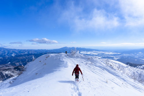 雪原を走る赤い登山者、積雪の上州武尊山、冬の日本百名山