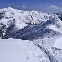 積雪の登山道に残るトレース（上州武尊山の冬景色）の写真