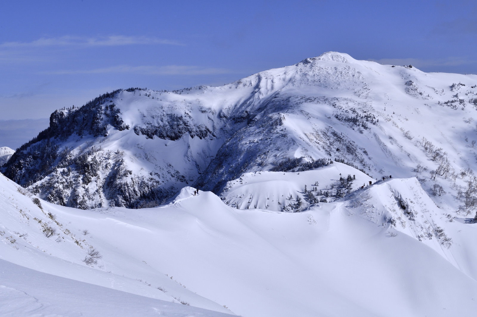 雪に覆われた上州武尊山の稜線と青空が広がる冬の山岳風景