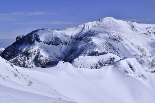 冬の上州武尊山、雪が積もる稜線と青空のコントラスト
