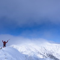 冬の登山道で膝をつく登山者（上州武尊山）の写真