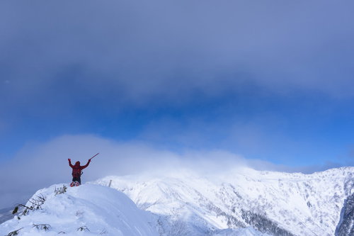 冬の登山道で膝をつく登山者（上州武尊山）