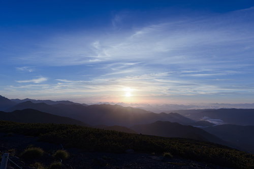 ご来光で青く染まる空と山々のシルエット（乗鞍岳）