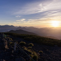 日本百名山・乗鞍岳でご来光を撮影する登山者の写真