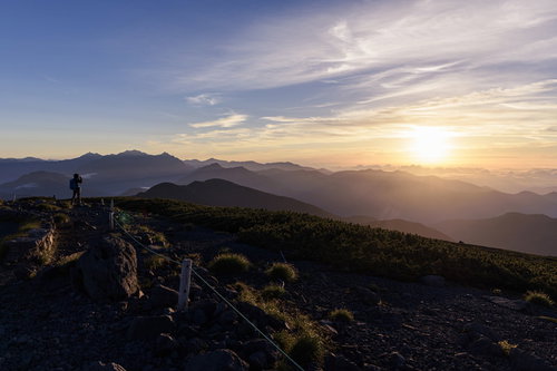日本百名山・乗鞍岳でご来光を撮影する登山者