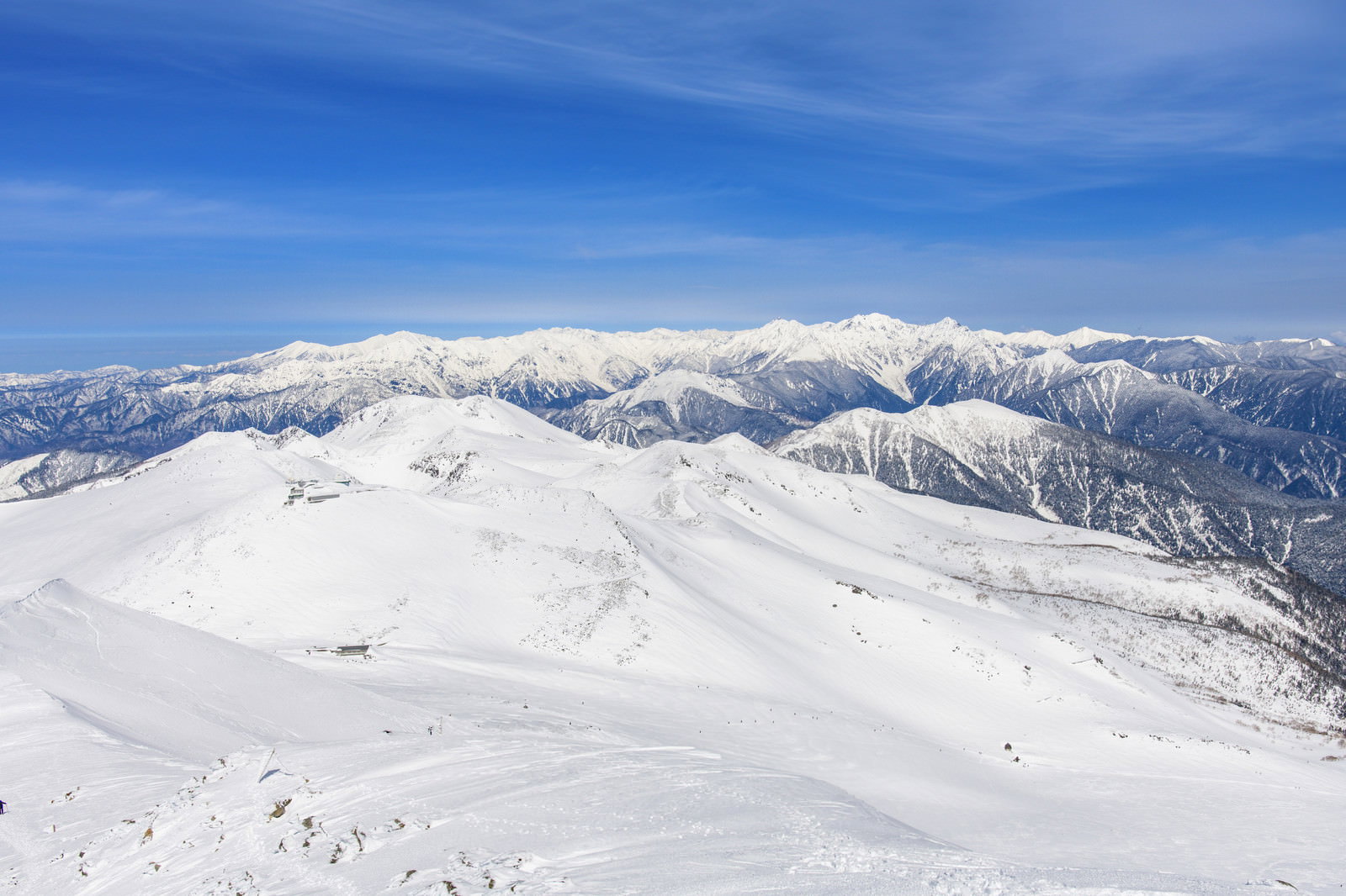 乗鞍岳から見た雪に覆われた山脈と青空の冬景色