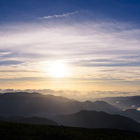 乗鞍岳に差す朝日のご来光～飛騨山脈の日の出風景の写真