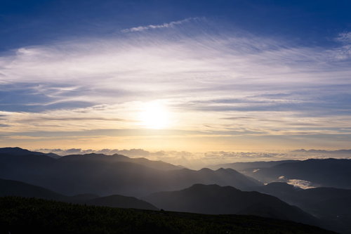 乗鞍岳に差す朝日のご来光～飛騨山脈の日の出風景