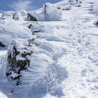 冬の乗鞍岳に風が作った白いエビの尻尾：霧氷現象の写真