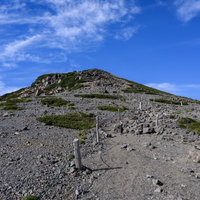 乗鞍岳の稜線を登る登山道 日本百名山の岩場を進むの写真