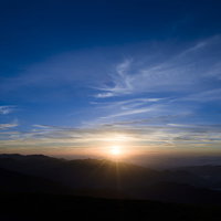 夏の乗鞍岳の山頂から見るご来光と雲海、朝日が昇る絶景の写真