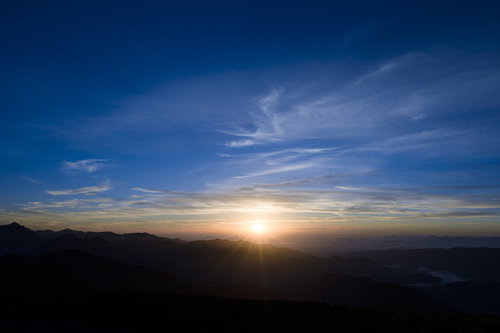 夏の乗鞍岳の山頂から見るご来光と雲海、朝日が昇る絶景