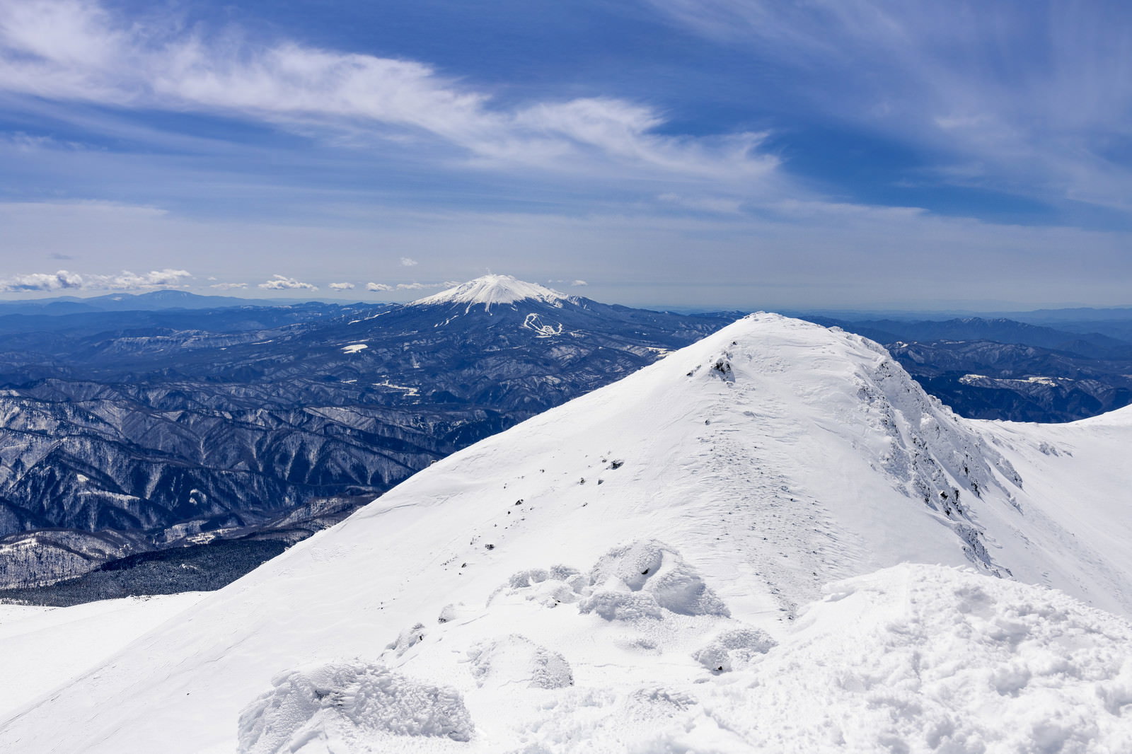 乗鞍岳山頂から望む雪化粧した御嶽山と青空の絶景