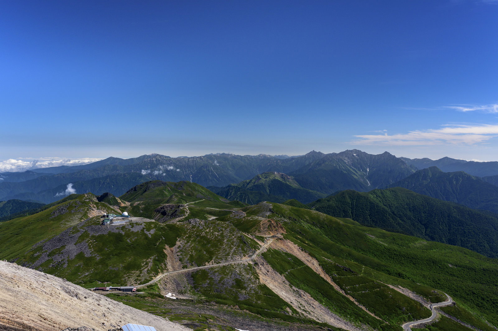 乗鞍岳山頂から望む北アルプスの連なる山々と青空