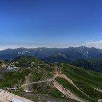 乗鞍岳山頂から見る北アルプスの連なる山々の写真