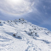 冬の乗鞍岳山頂に現れたハロ（暈）の光景と雪景色の写真
