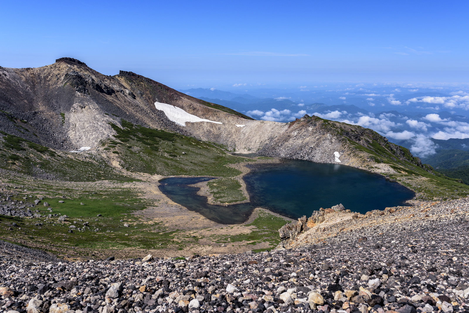 乗鞍岳の権現池と周囲の山々を撮影した山岳風景