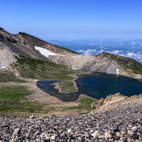 乗鞍岳権現池（ごんげんいけ）と山々に囲まれた火口湖の景色の写真