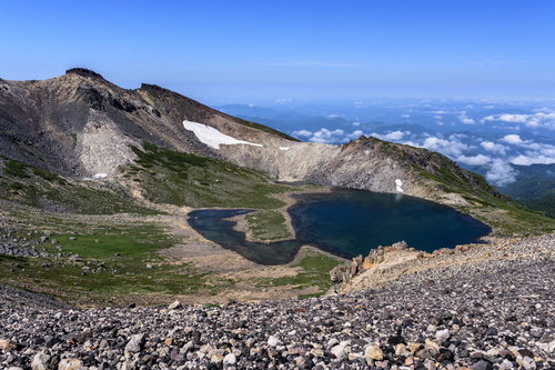 乗鞍岳権現池（ごんげんいけ）と山々に囲まれた火口湖の景色