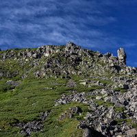 乗鞍岳の稜線で岩が点在する100名山の景色の写真