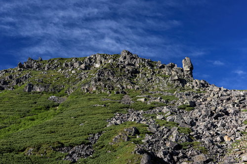 乗鞍岳の稜線で岩が点在する100名山の景色