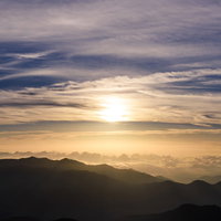 乗鞍岳から見る金色の朝焼けと日の出の絶景の写真