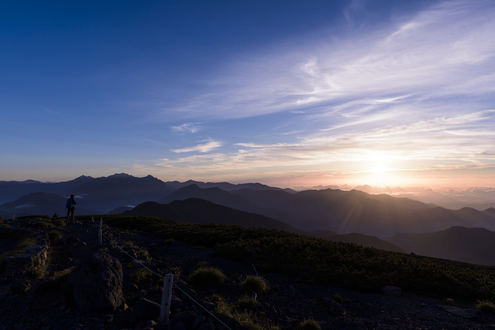 乗鞍岳から見る北アルプス南部の山々と朝日のご来光風景