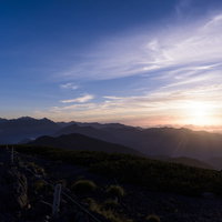 乗鞍岳から望む北アルプス南部の山々とご来光の写真