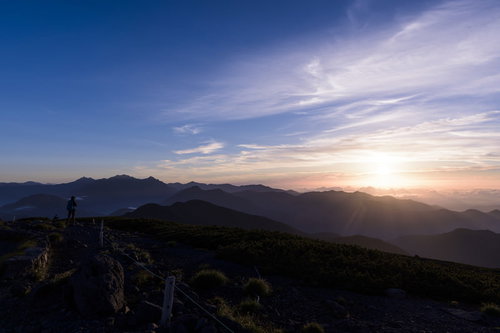 乗鞍岳から望む北アルプス南部の山々とご来光