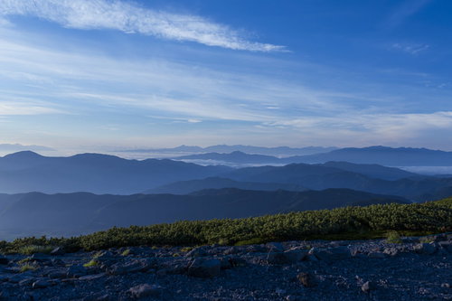 朝の清涼な空気を携えた乗鞍岳からの山々の景色