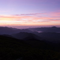 朝焼け前の乗鞍岳からの遠望、重なる山並みのシルエットの写真