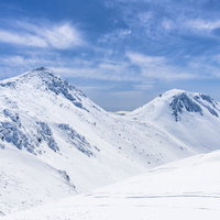 真冬の乗鞍岳稜線を歩む雪山風景と北アルプスの絶景の写真
